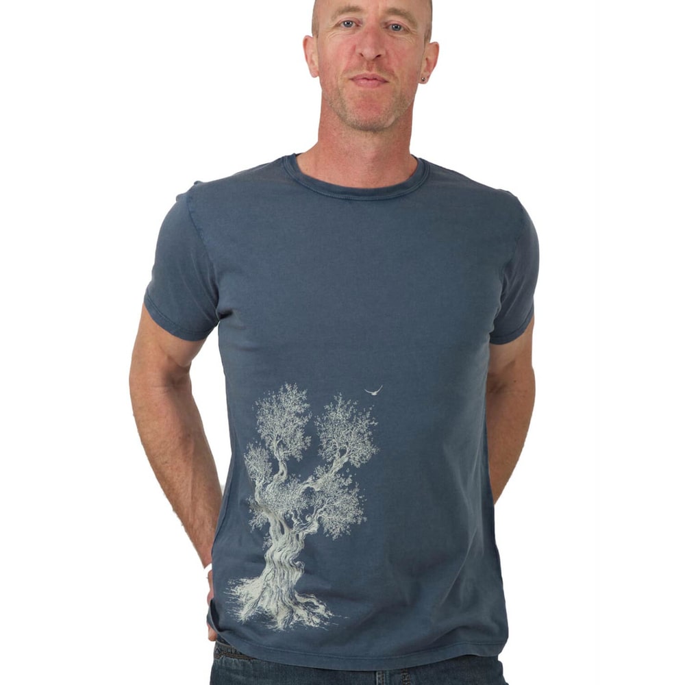 Olive Tree T-Shirt, dunkelblaues T-Shirt mit rundem Ausschnitt, getragen von einem Mann, mit weißem Druck eines Olivenbaums auf der Vorderseite