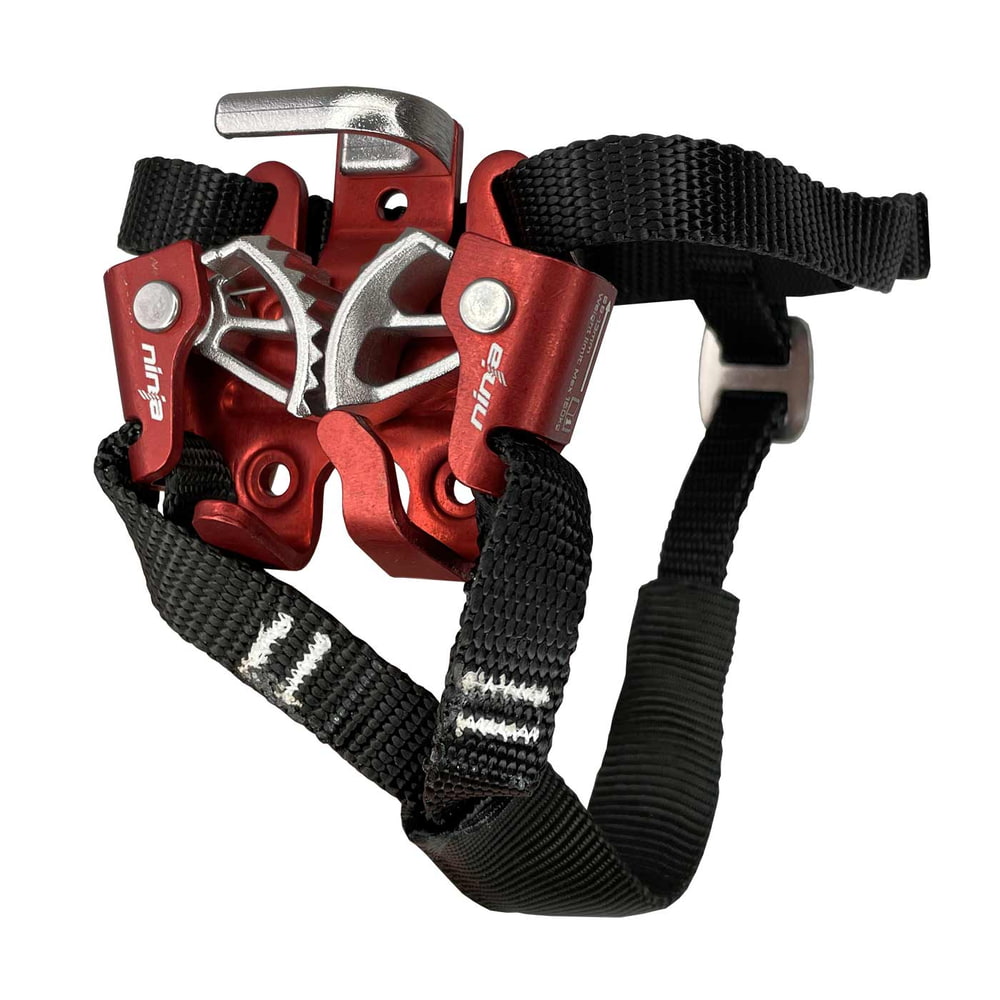 Ninja Fußsteigklemme in rot mit schwarzen Gurten und silbernen Metallzacken, Herstellername Ninja sichtbar
