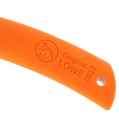 Nahaufnahme des orangefarbenen Griffs mit geprägtem Original LÖWE-Logo und Nummer 0022