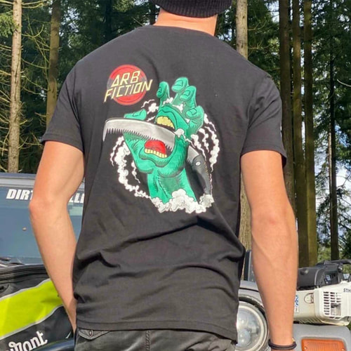 Person trägt das schwarze T-Shirt mit großem Aufdruck der grünen Hand und dem "ARB FICTION"-Logo auf dem Rücken, Produktname Screaming Hand
